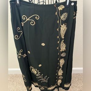 ✨Gorgeous Soft Surroundings embroidered wrap skirt size M✨